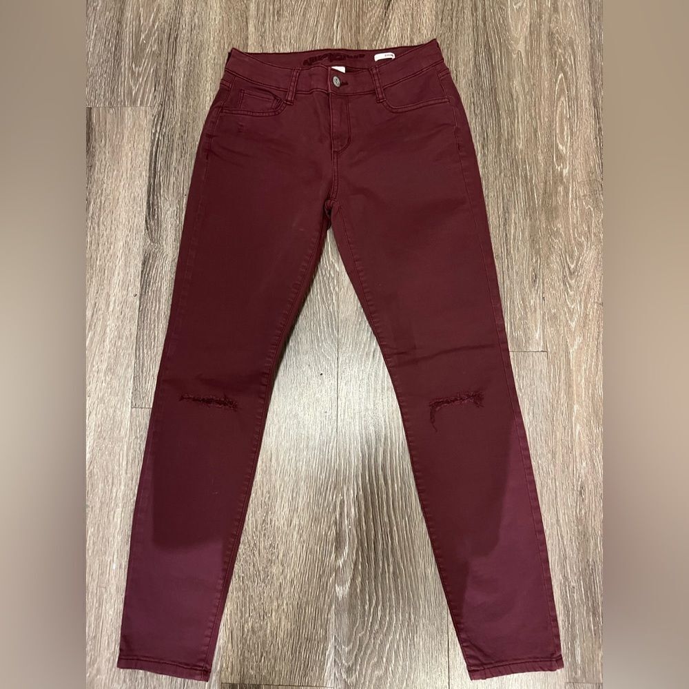 NWT Arizona distressed at knees maroon jeggins. Size 5.